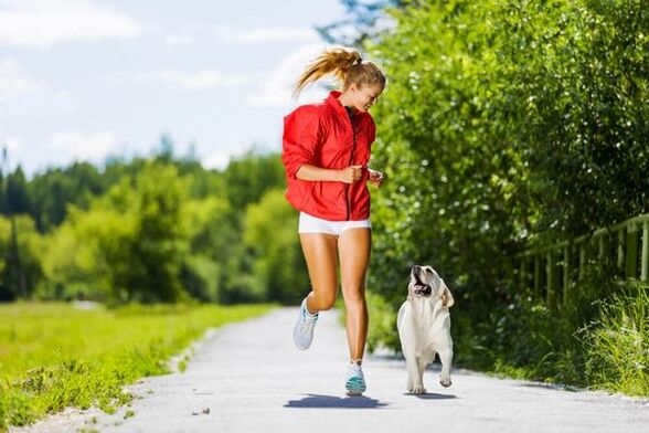 Wskazane jest rozpoczęcie zestawu ćwiczeń odchudzających od joggingu w parku. 